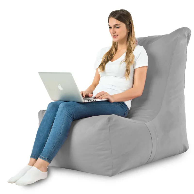 Perłowy fotel pufa sako z pluszu – jak wprowadzić lekkość i blask do salonu?