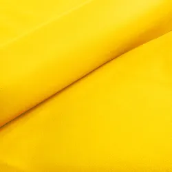 Biała pufa pod nogi z ekoskóry do salonu: praktyczne wskazówki użytkowe.