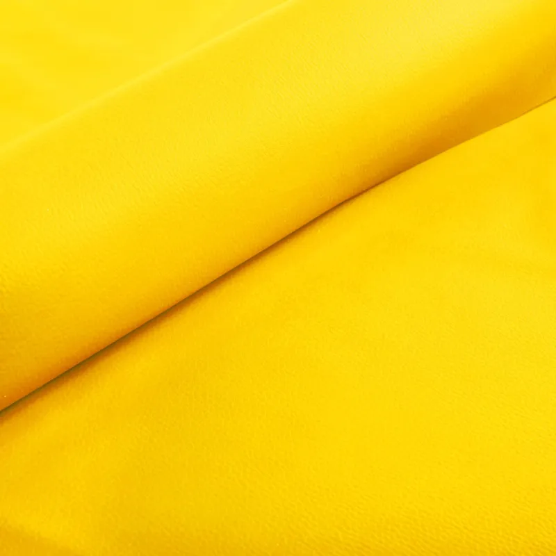 Biała pufa pod nogi z ekoskóry do salonu: praktyczne wskazówki użytkowe.