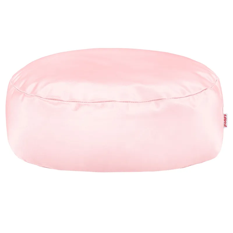 Biała pufa pod nogi z ekoskóry do salonu: praktyczne wskazówki użytkowe.