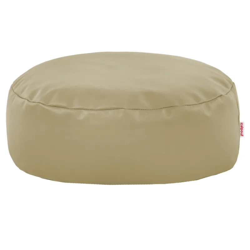 Biała pufa pod nogi z ekoskóry do salonu: praktyczne wskazówki użytkowe.