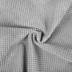 Beżowa pufa pod nogi z tkaniny plamoodpornej do salonu: praktyczne wskazówki użytkowe.